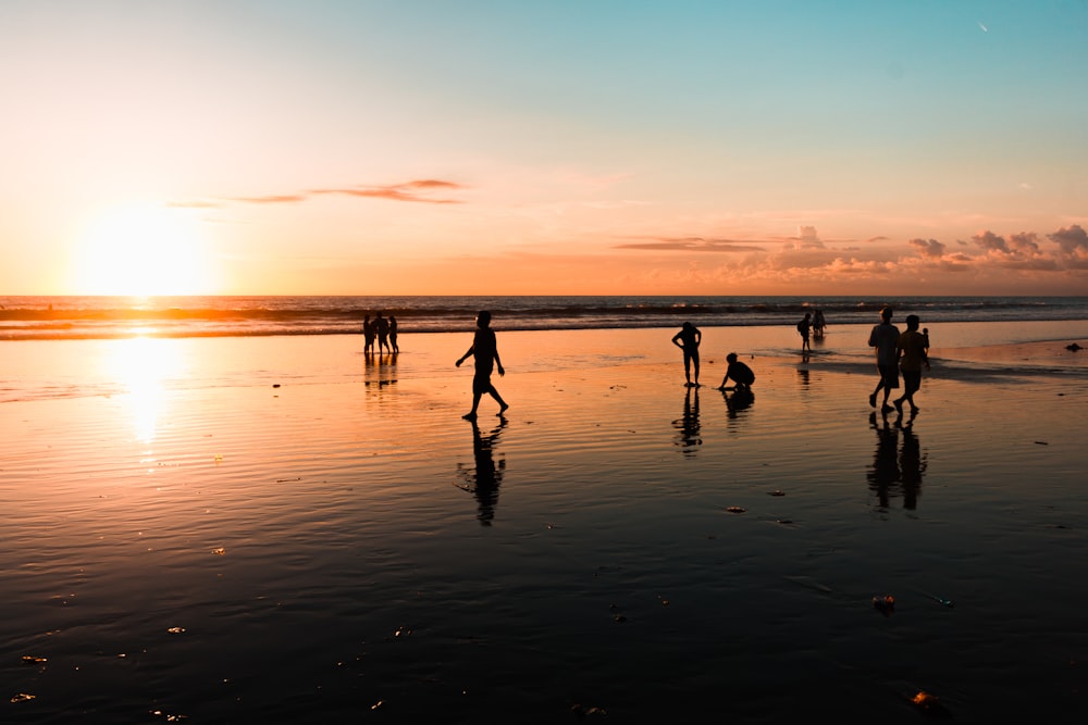 Persone in spiaggia durante l'ora d'oro