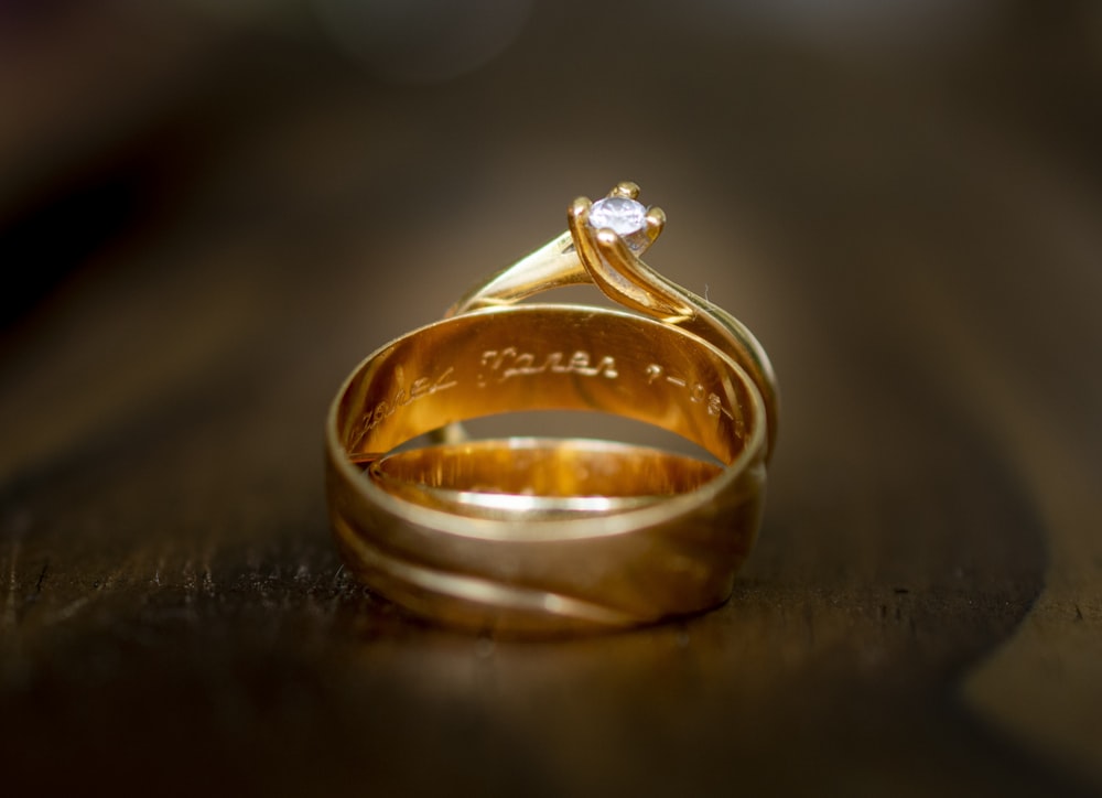 anillo de color dorado
