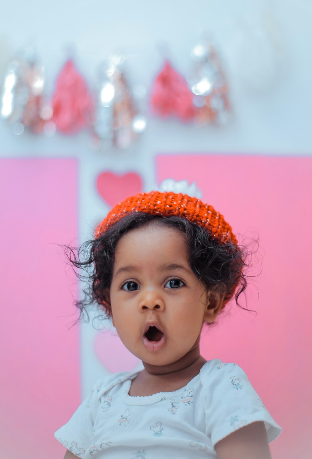 bouche ouverte fille enfant en bas âge à l’intérieur