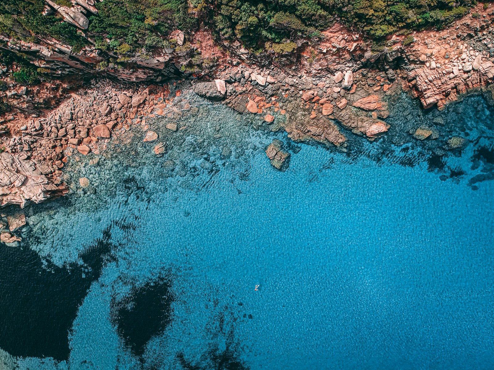 Vue panoramique de la Corse, maquis et mer Méditerranée