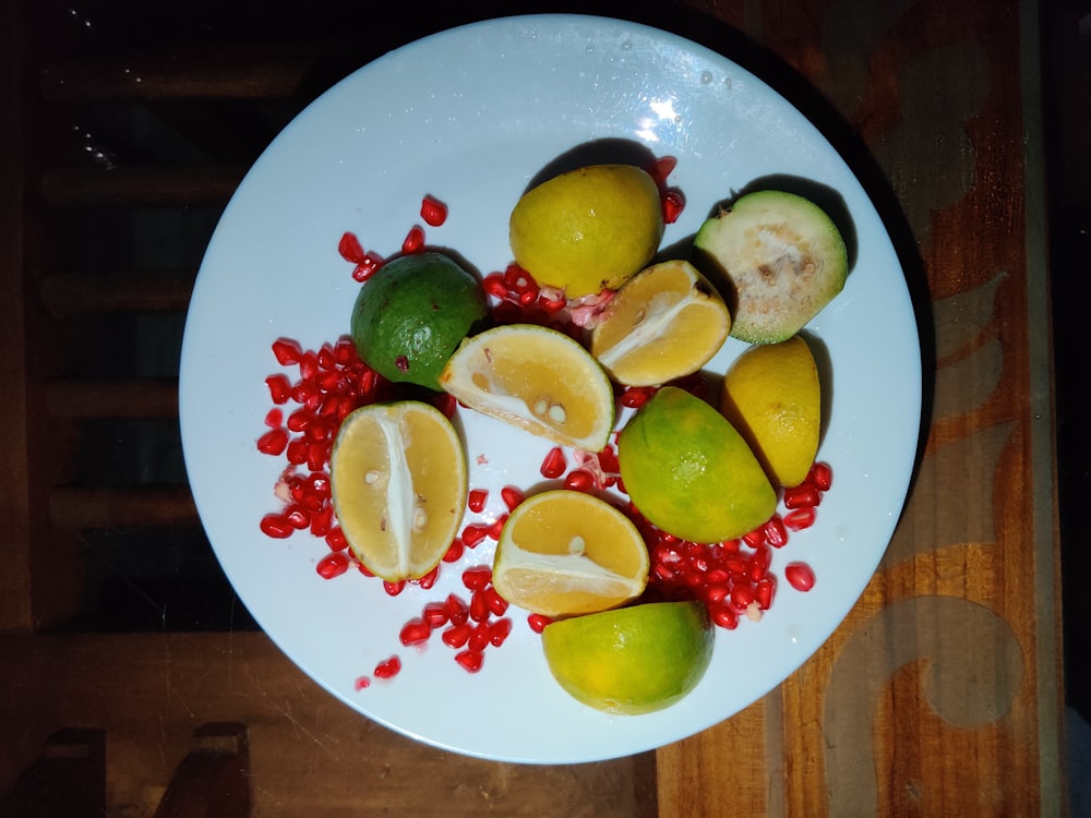 Fruta en rodajas en plato blanco