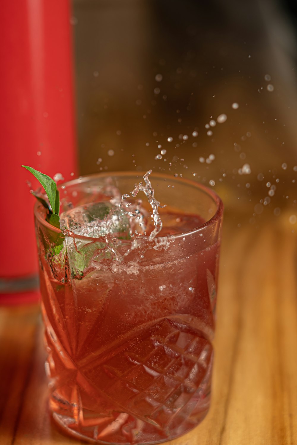 Verre de jus de photographie à mise au point peu profonde