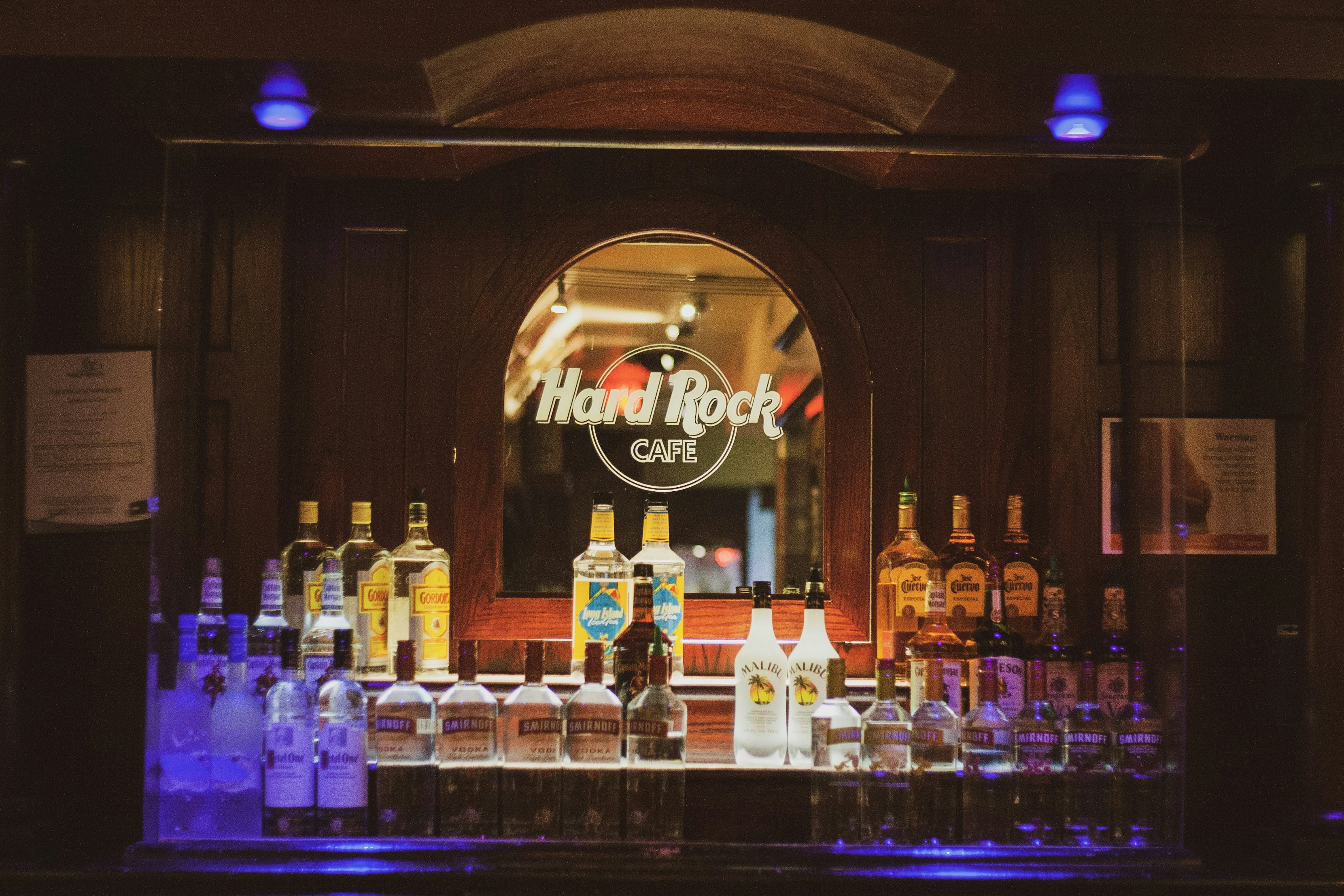 Lotto assortito di bottiglie per bevande