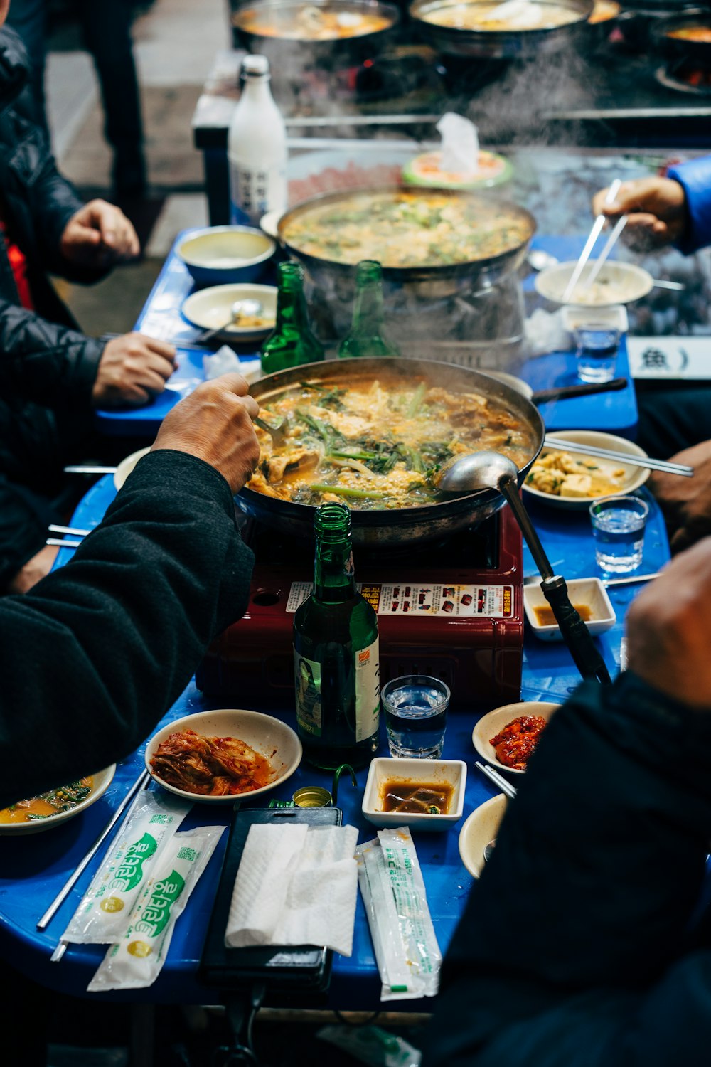 식탁에서 요리하는 사람