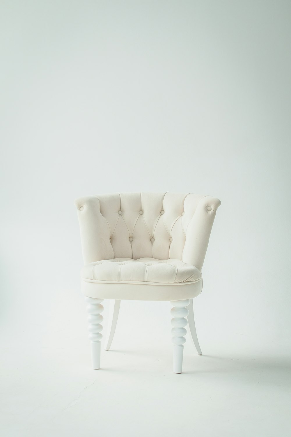 Fauteuil canapé en cuir blanc capitonné