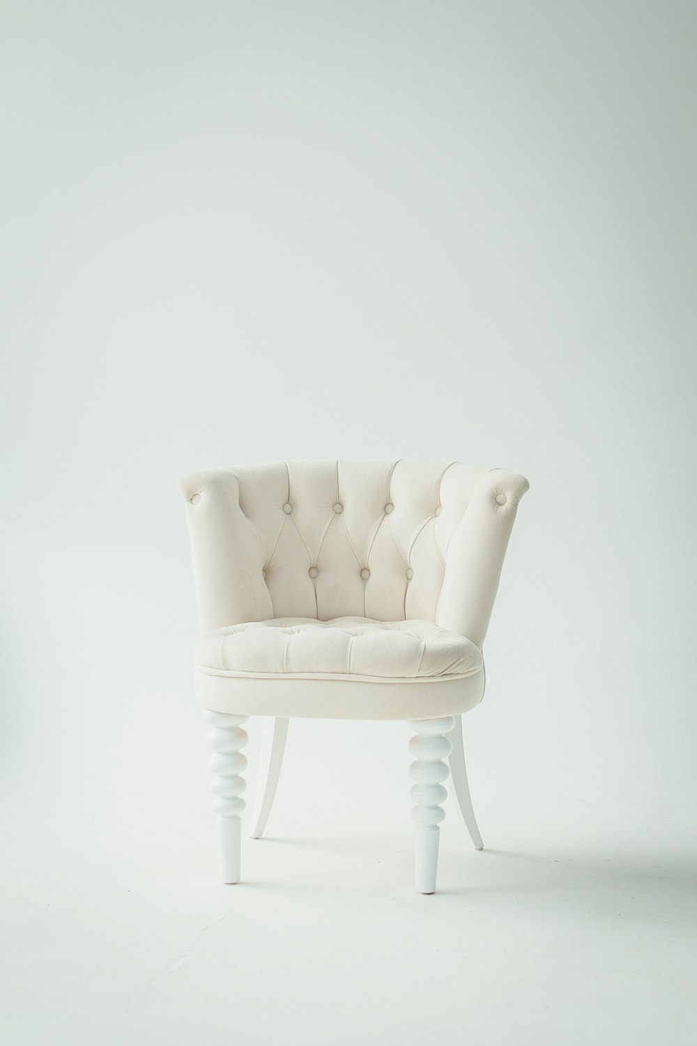 tufted white leather sofa chair photo – Free Image on Unsplash