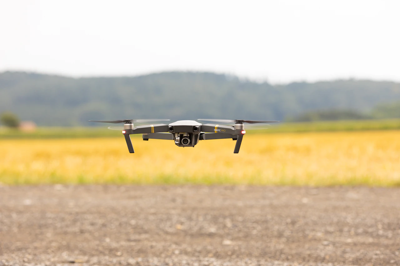 Dron DJI en el suelo listo para despegar