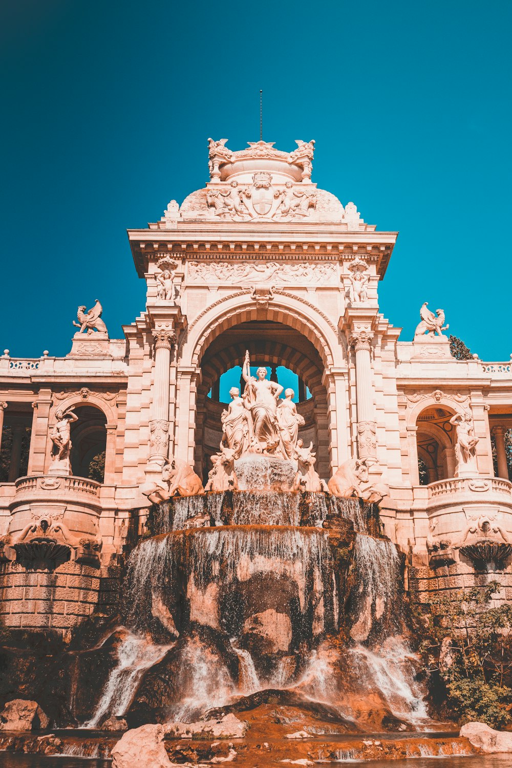 Wasserbrunnen neben dem Haus