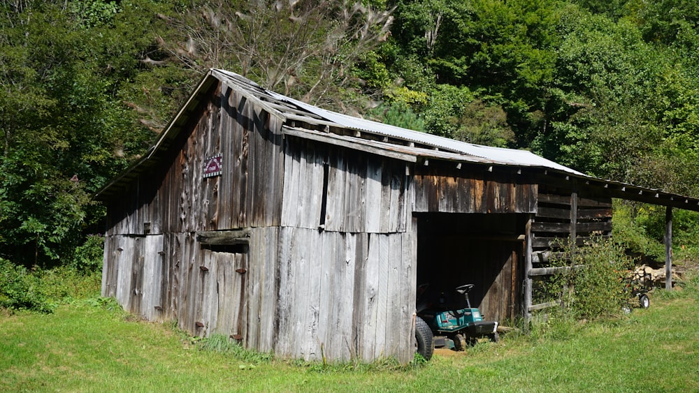 graues Holzhaus in der Nähe von Bäumen