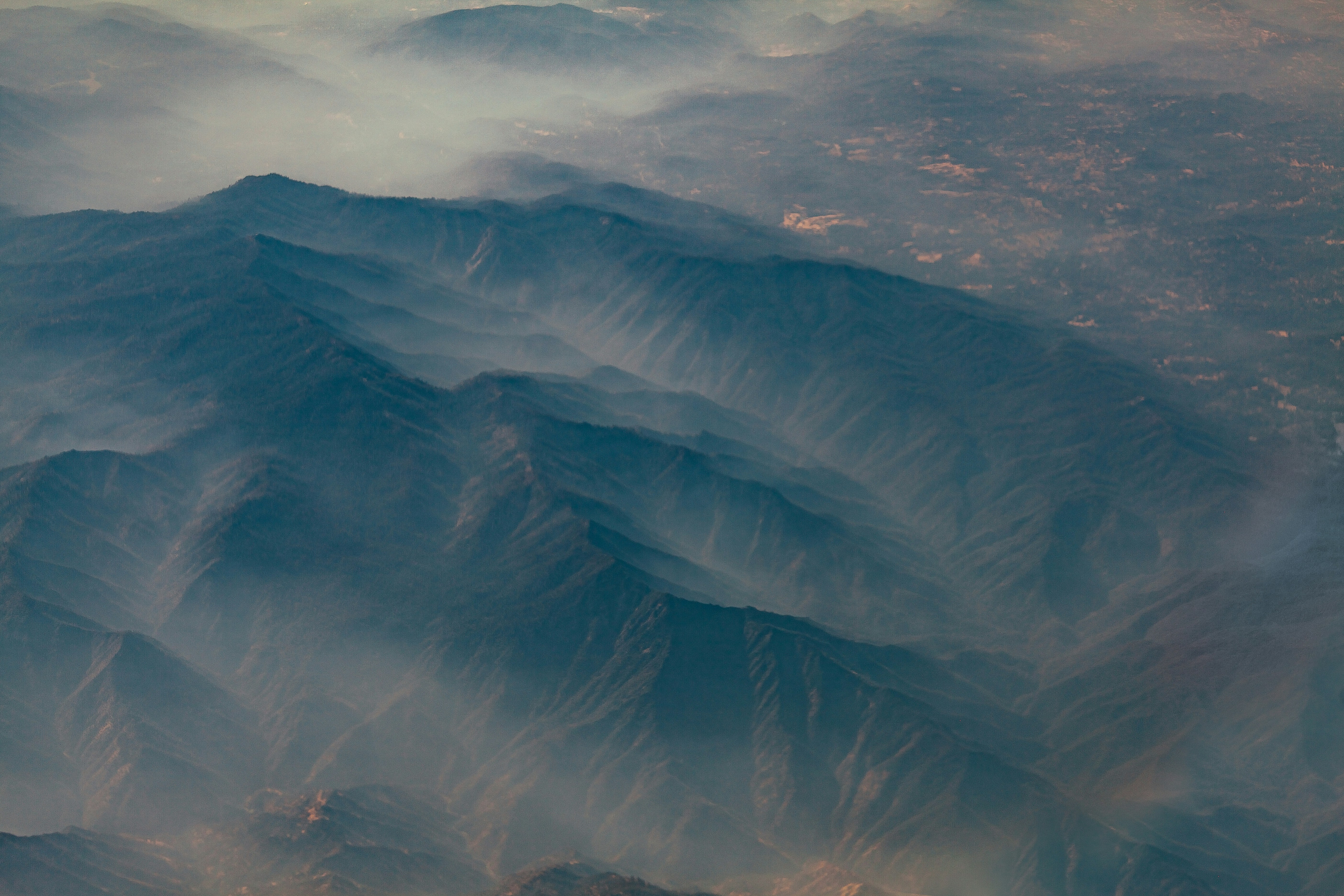 Una vista de una cadena montañosa desde un avión