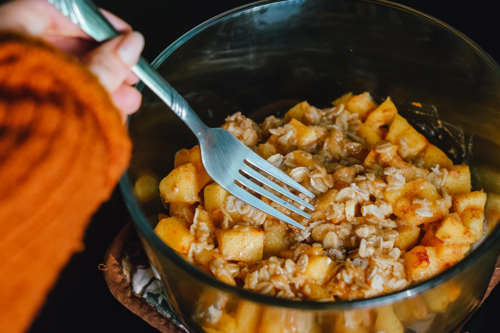 Person mit Gabel bekommt Essen