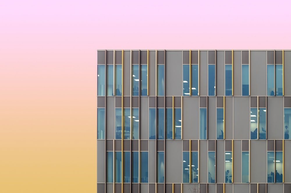 Un edificio alto con muchas ventanas encima