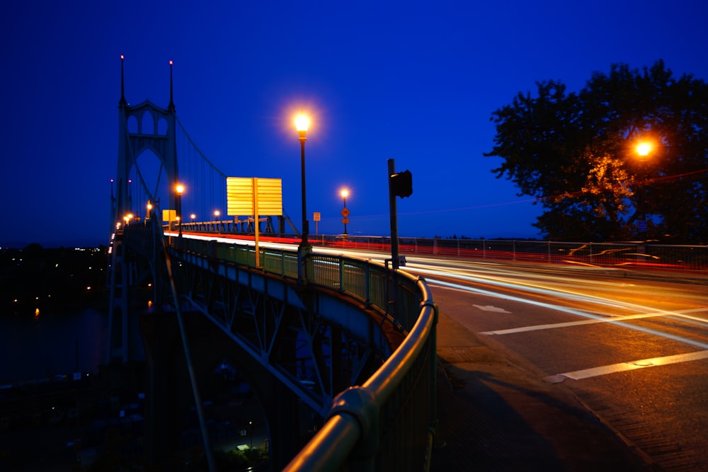 Ein nächtlicher Blick auf eine Brücke und Straßenlaternen