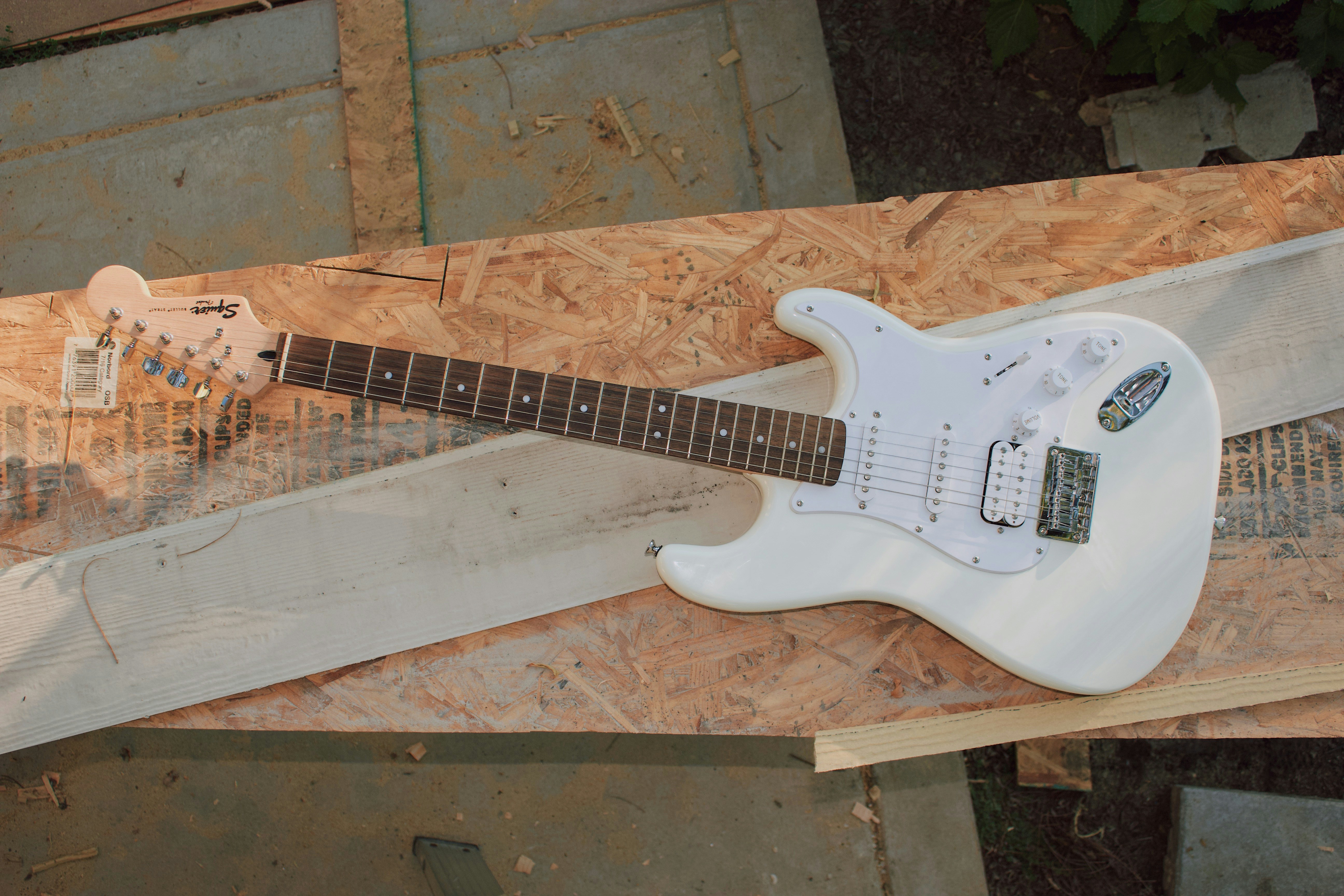 Gitar Stratocaster putih