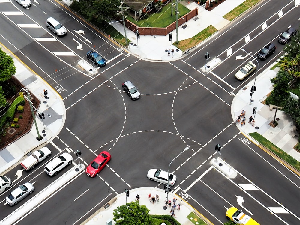 Fotografía aérea de coches en carretera durante el día