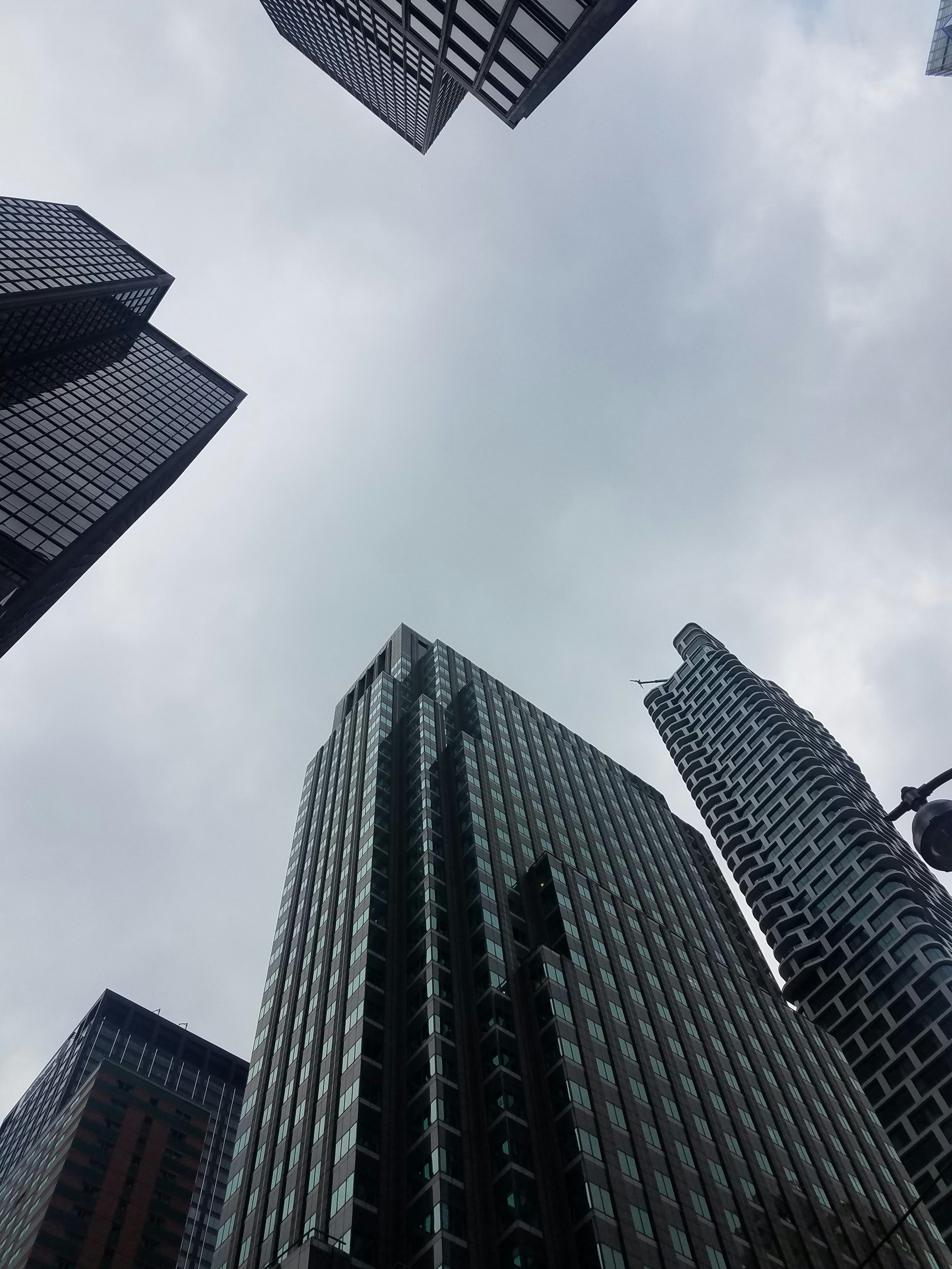 Bâtiment en béton noir