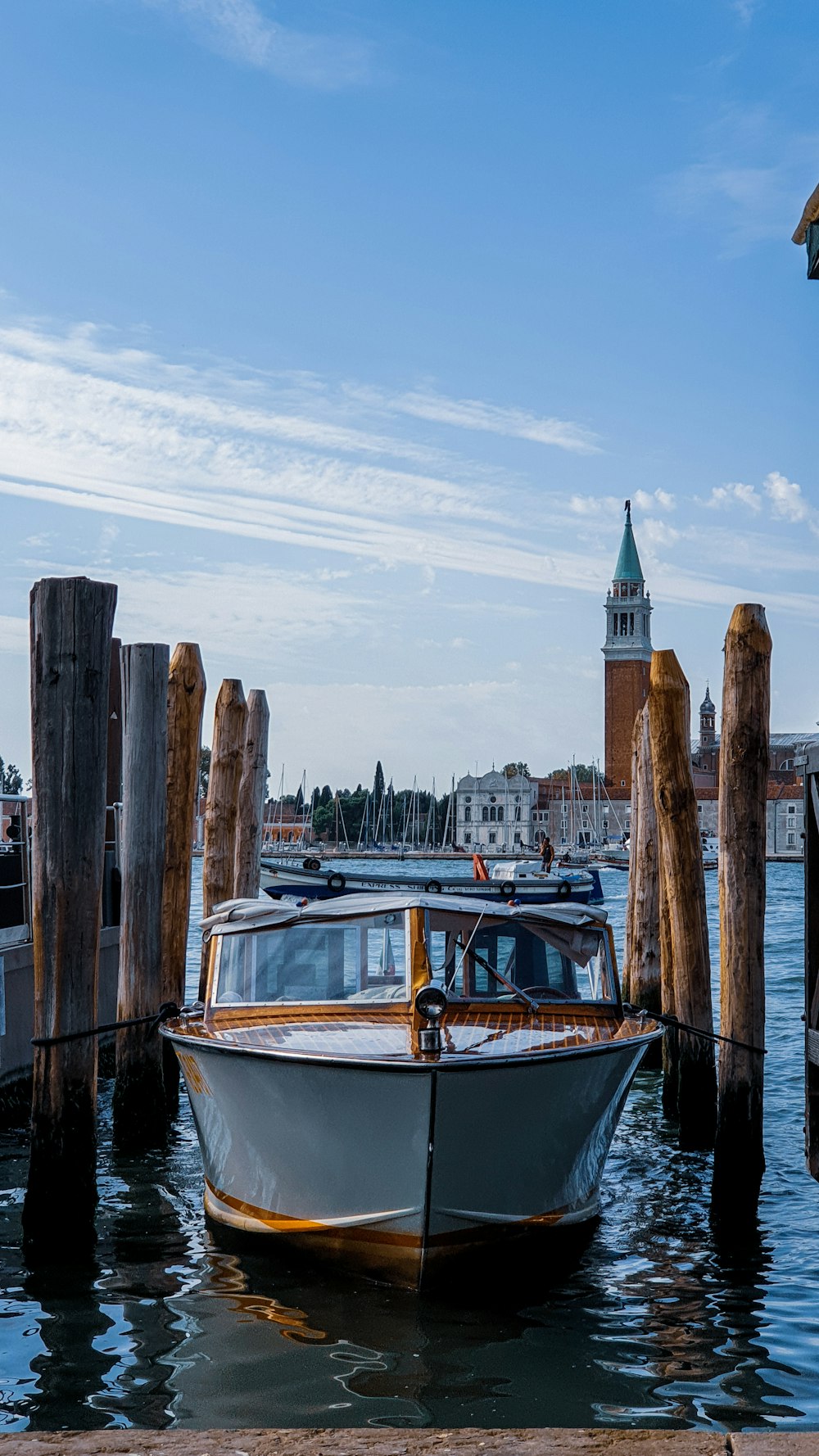 Bateau près du quai