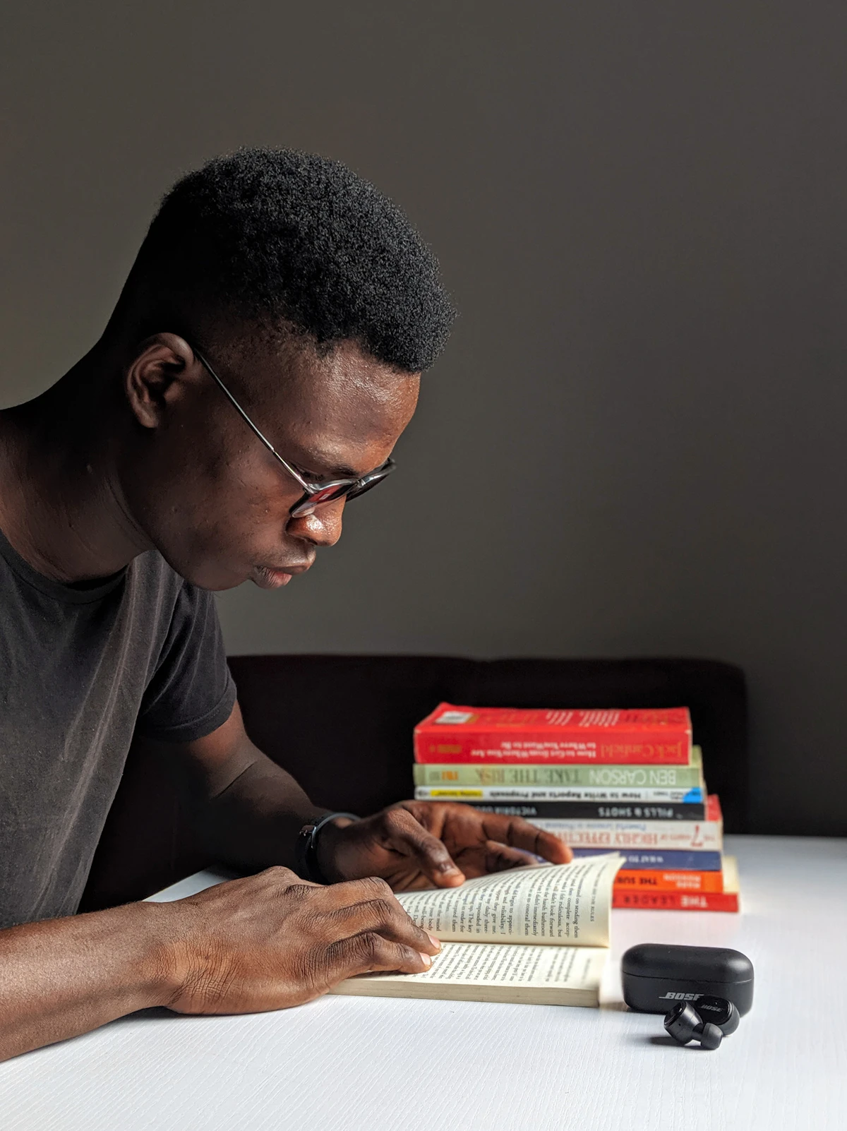 Un jeune professionnel concentré sur sa lecture