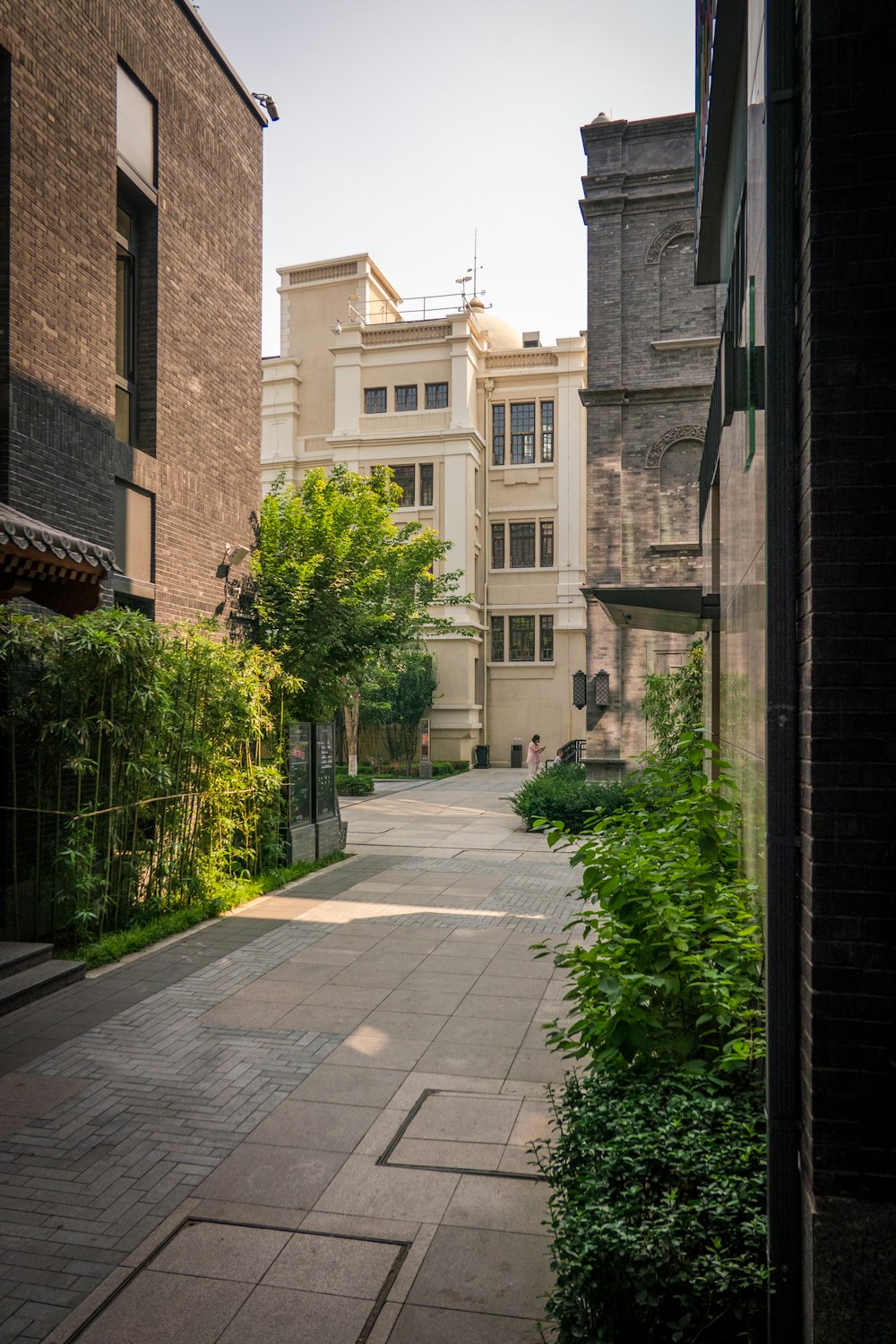 Una calle estrecha con algunos edificios al fondo