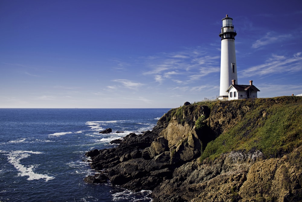 Phare blanc sous un ciel nuageux