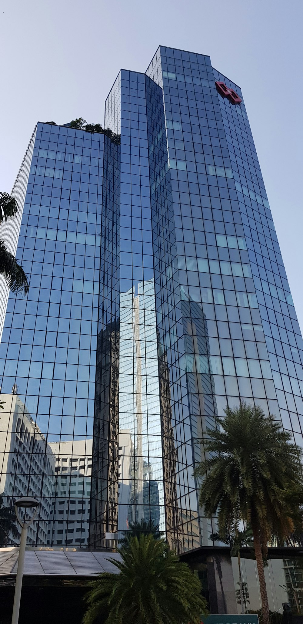 Edificio de gran altura con pared de vidrio durante el día
