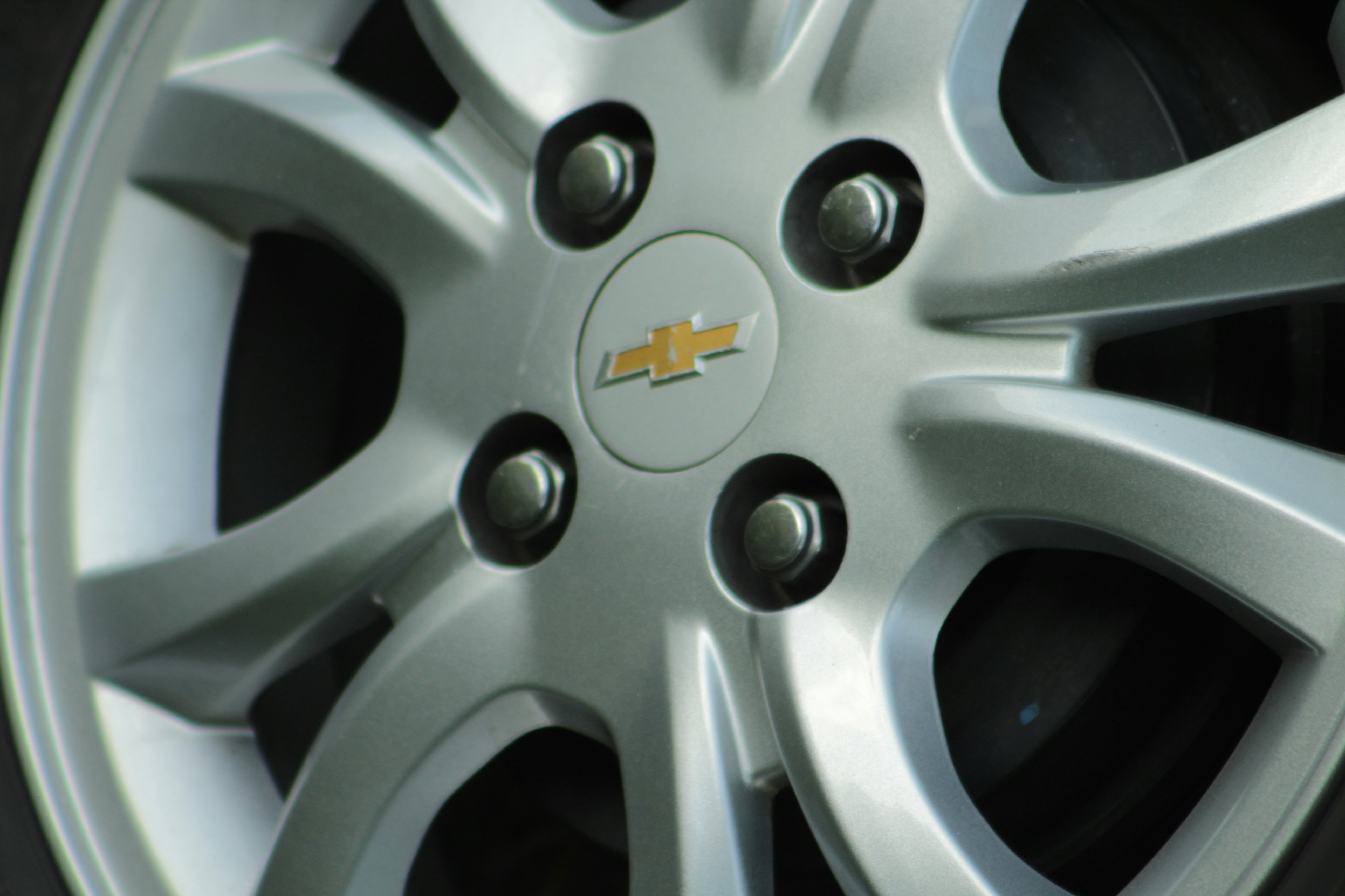 Choosing the Right Custom Rim: 17-Inch vs. 18-Inch Alloy Wheels