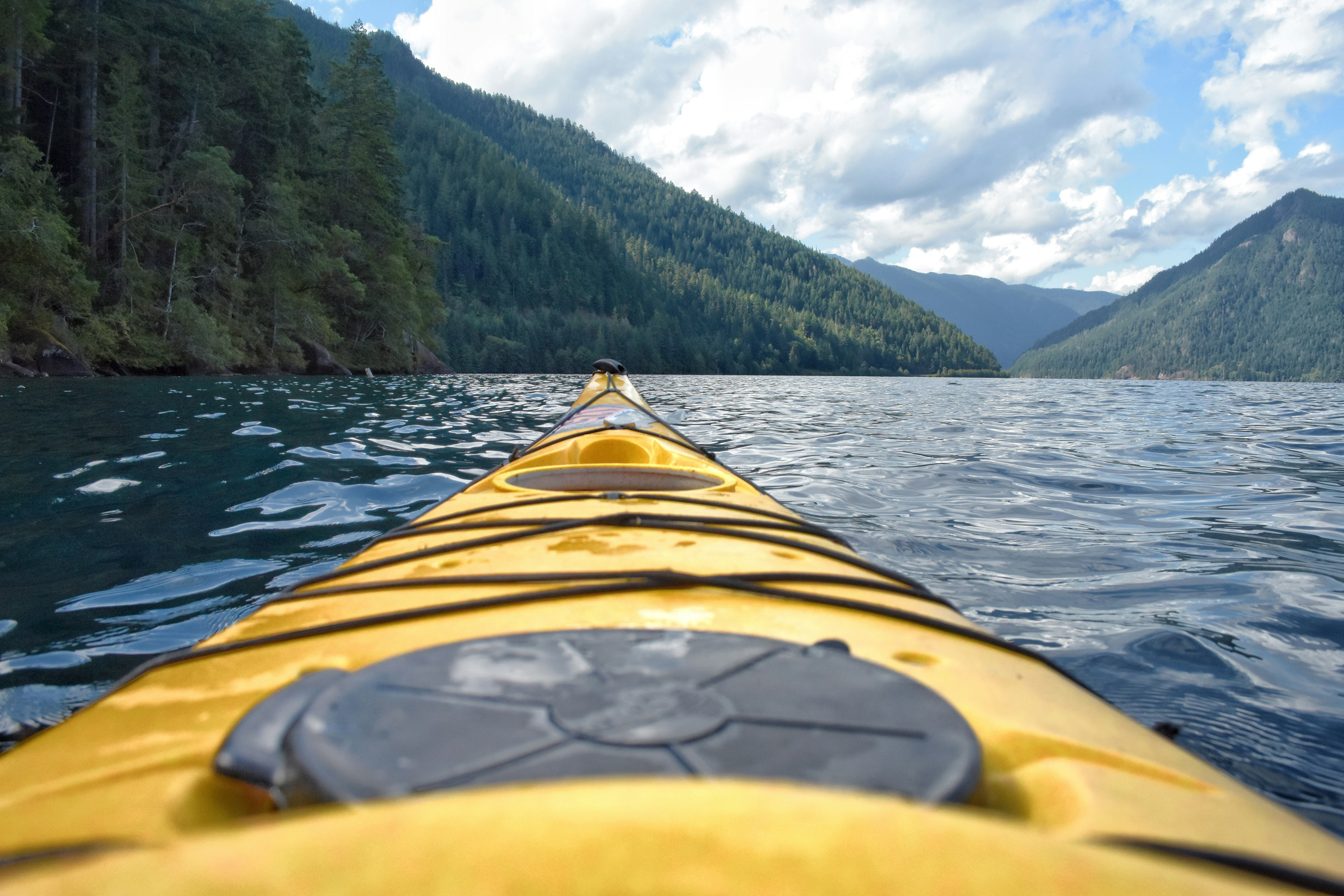 kayak giallo sullo specchio d'acqua durante il giorno