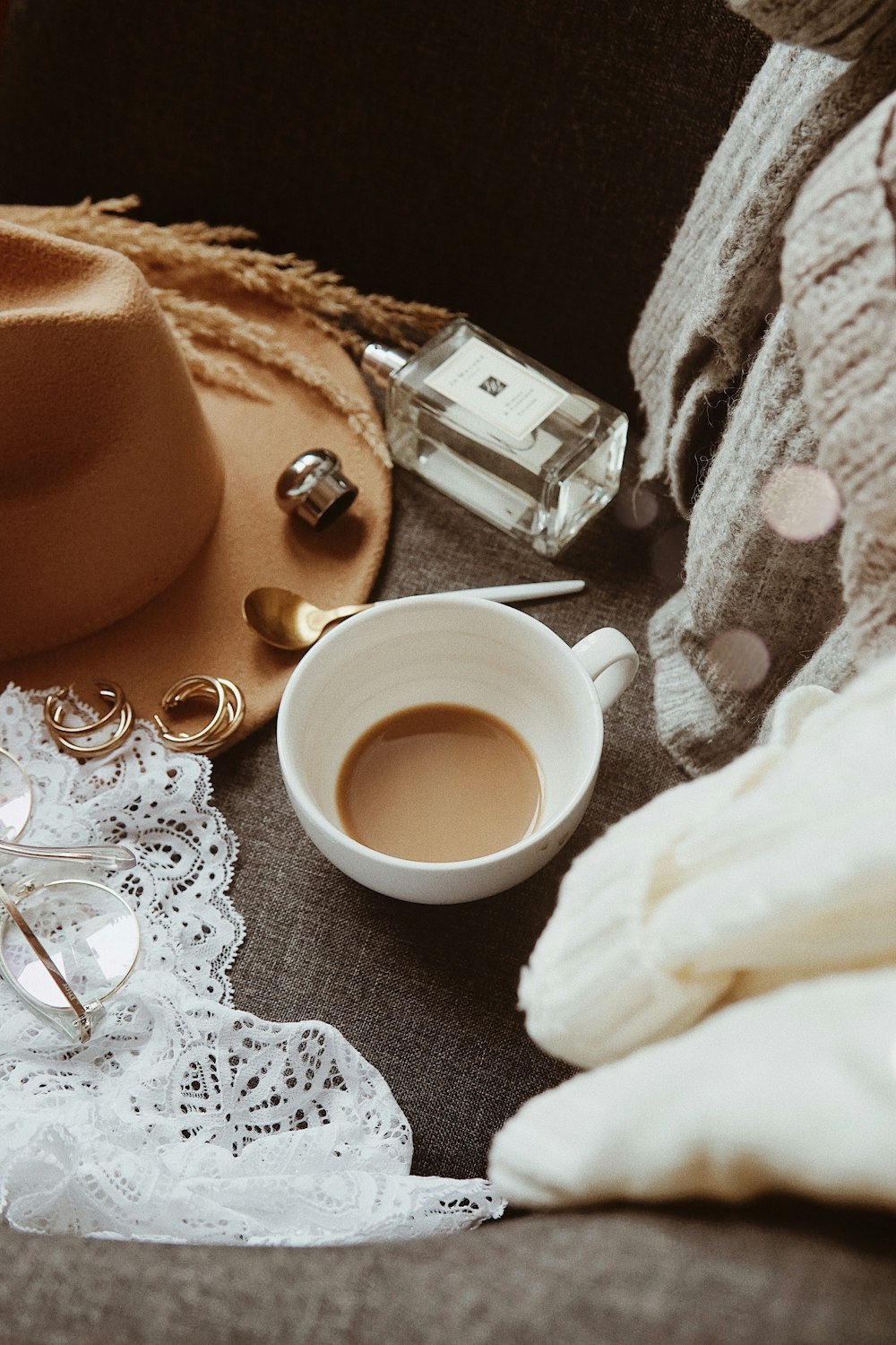 líquido marrón en taza de té de cerámica blanca