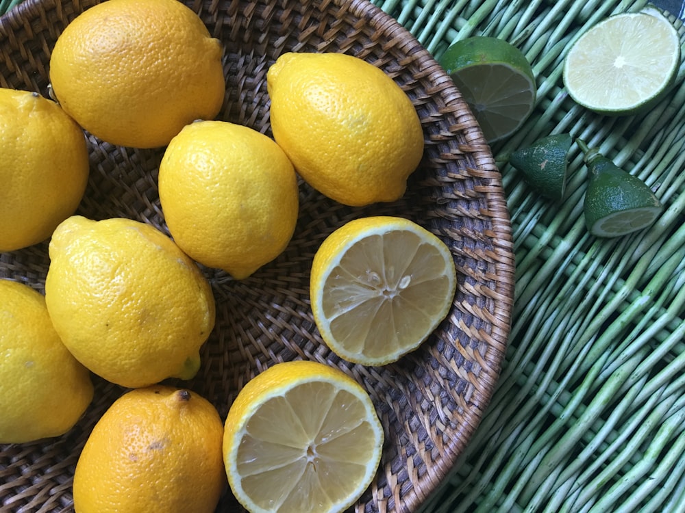 Panier de citrons jaunes