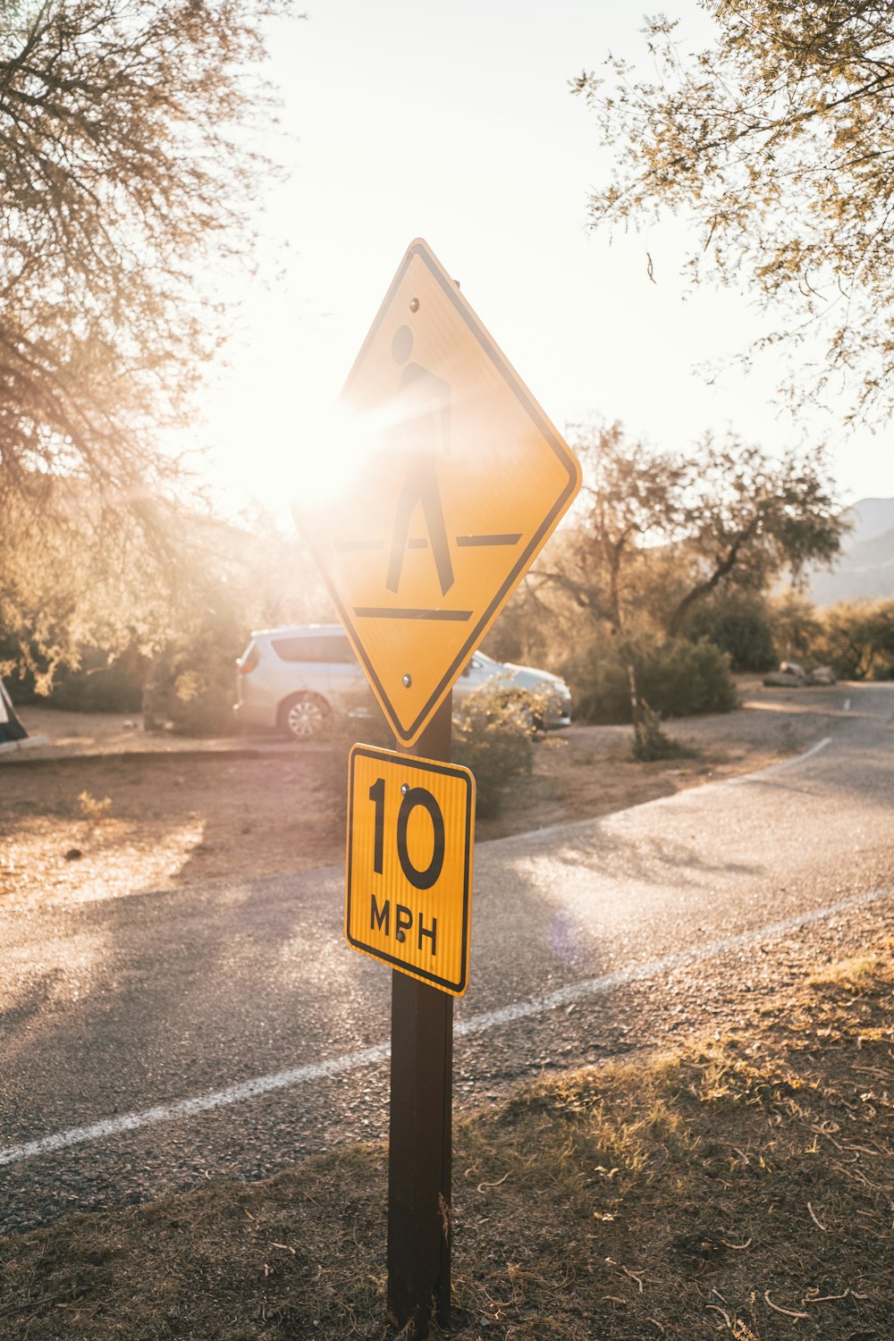 ein gelbes Straßenschild, das am Straßenrand sitzt