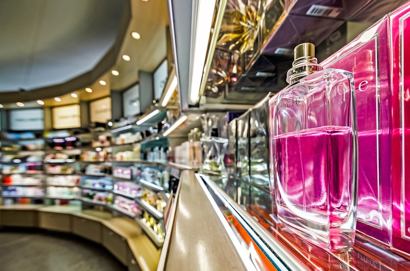 Flacon de parfum transparent pe fundal luminos