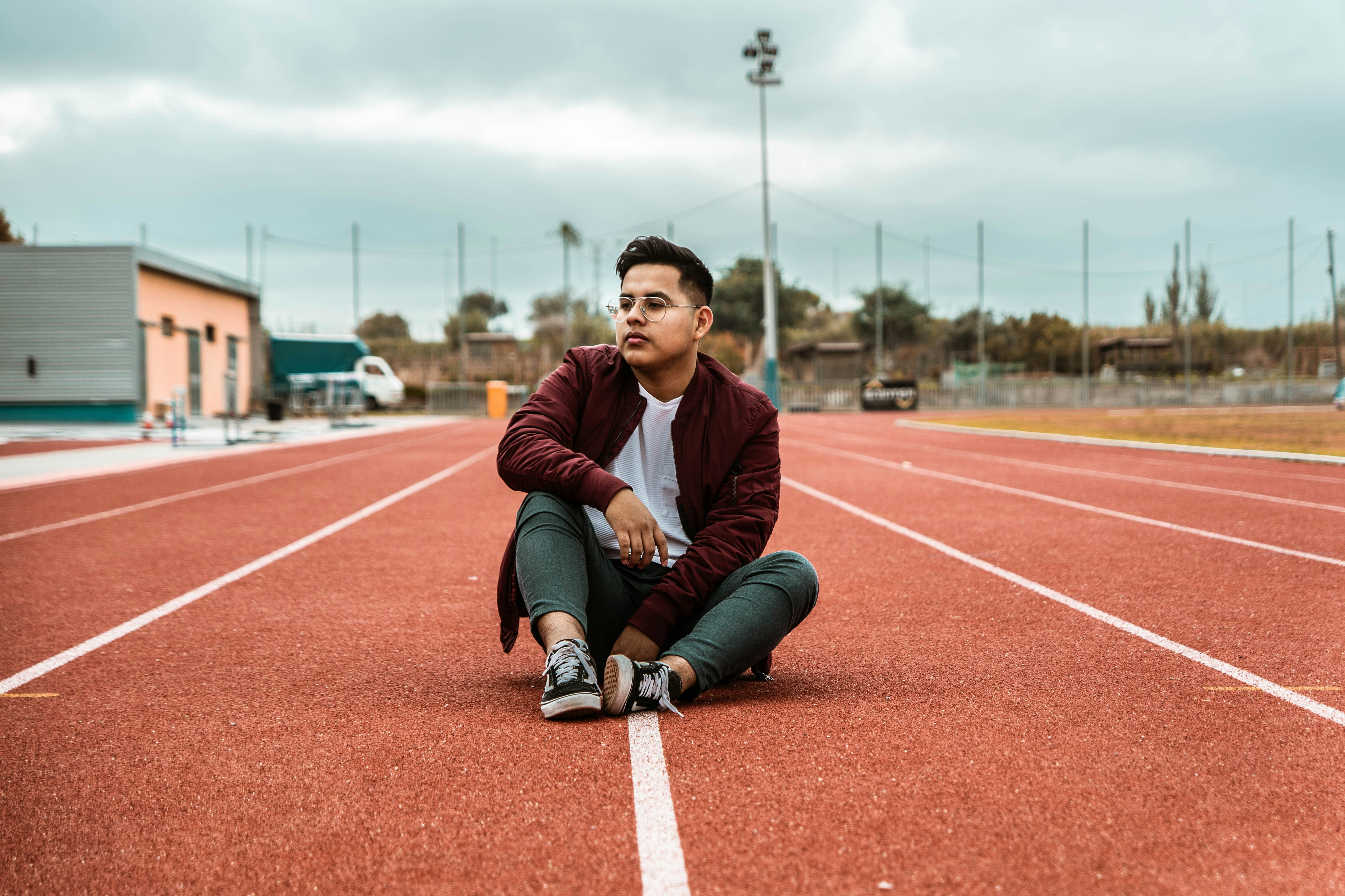 Hombre sentado en la pista roja