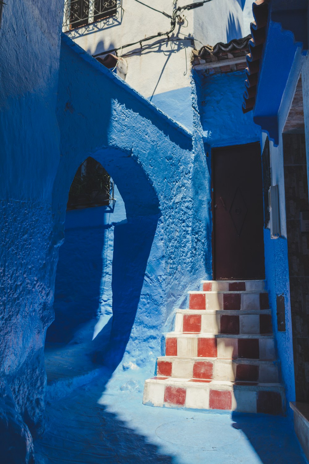 ein blaues Gebäude mit Stufen, die hinaufführen