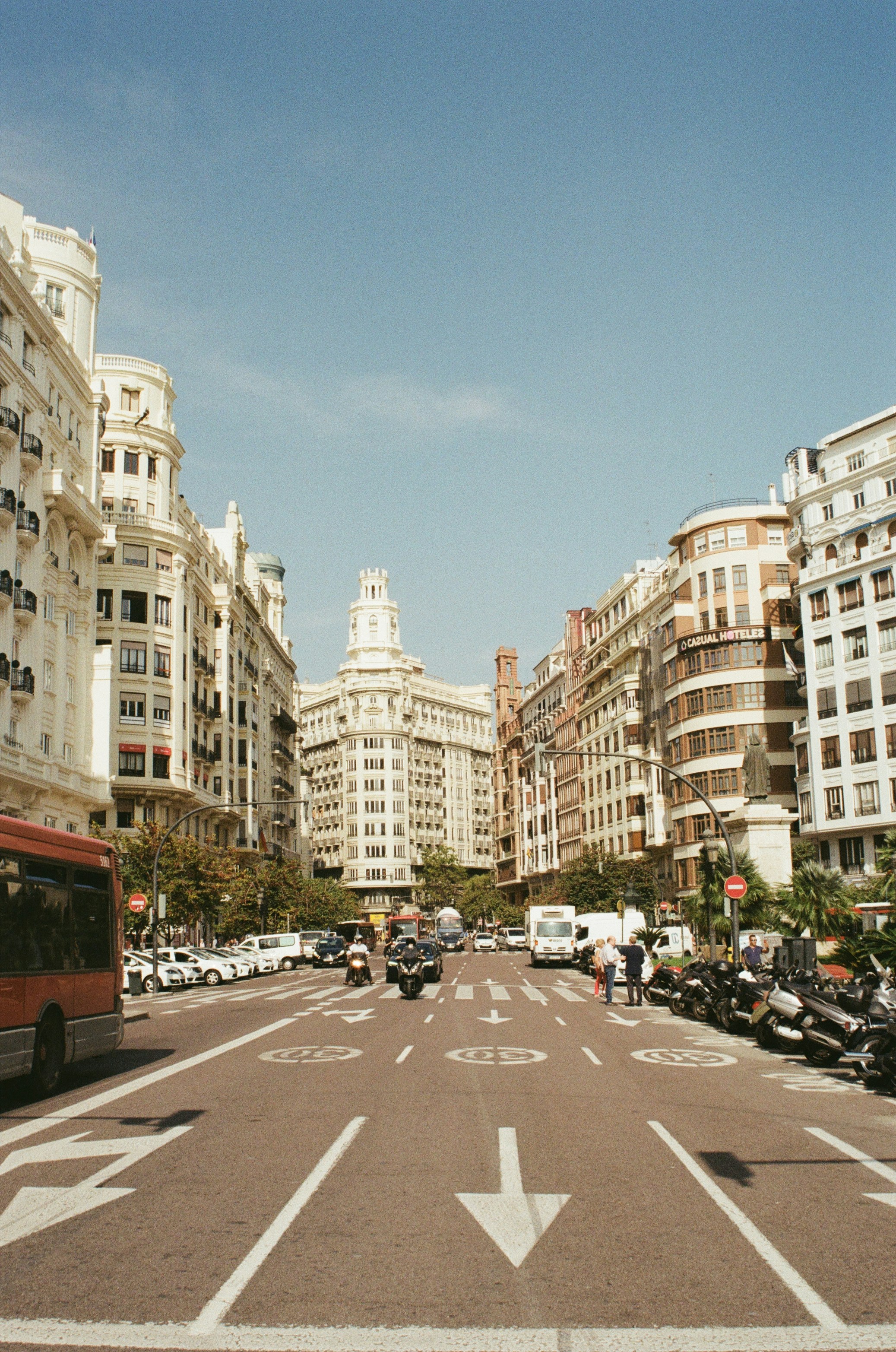 What is the cheapest way to get from Valencia Airport to the city centre?