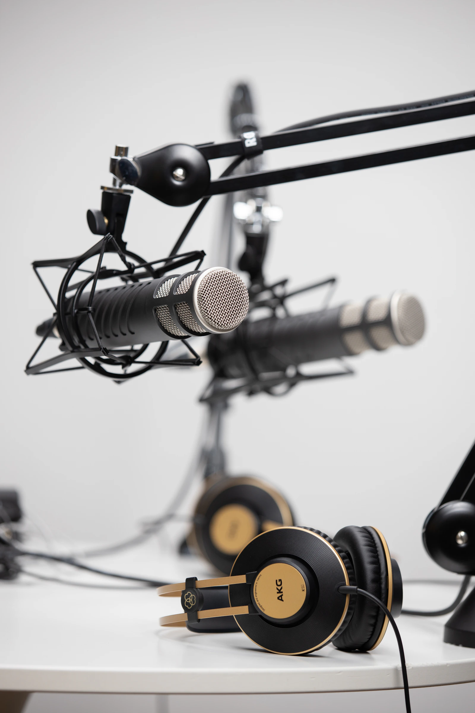 Micrófonos y audífonos en un estudio de radio