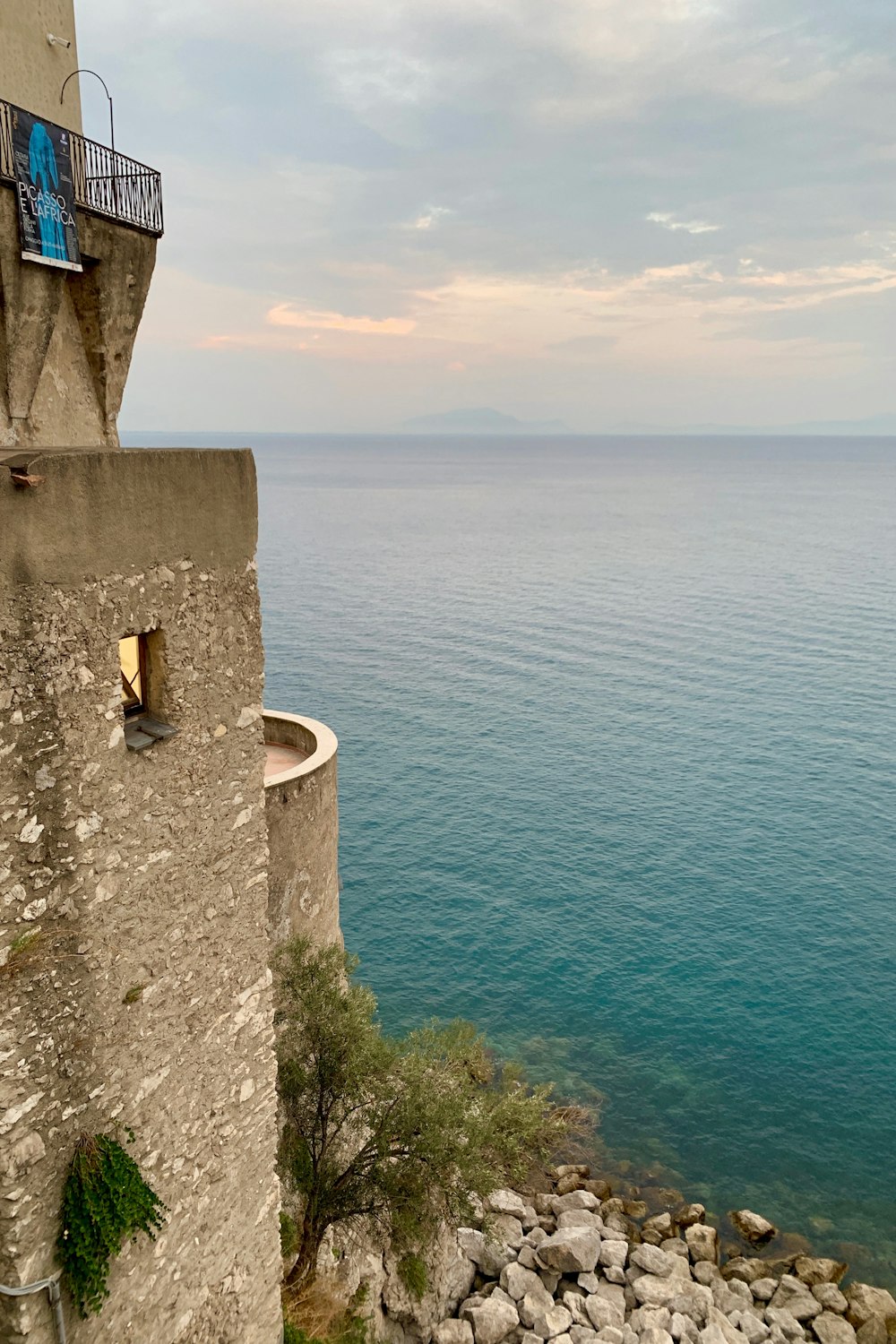 Bâtiment brun près de l’océan