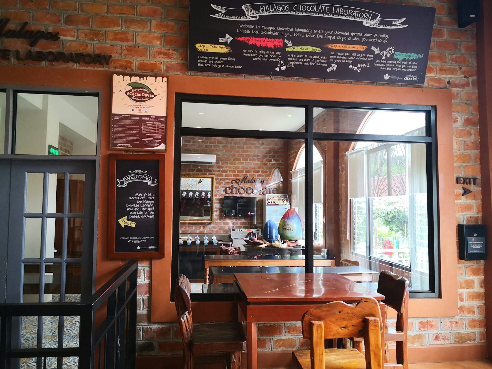 gray computer monitor