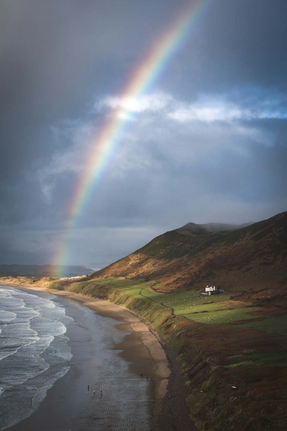 arco iris bajo el cielo nublado