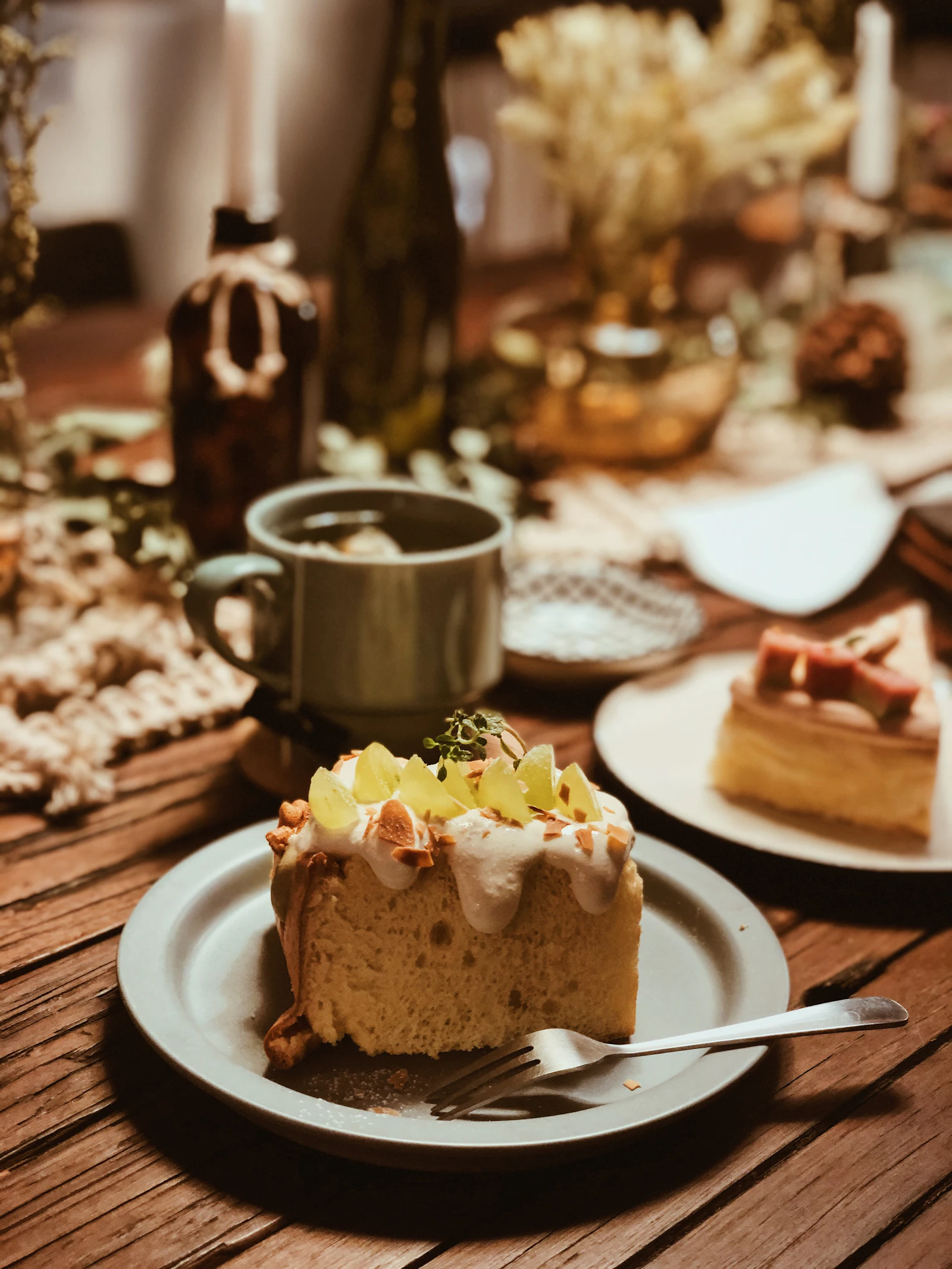 Part de gâteau moelleux sur une assiette, ambiance automnale
