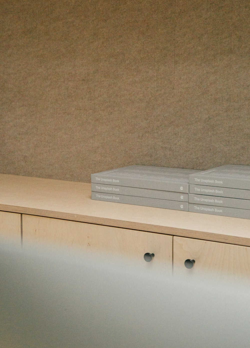boîtes grises sur meuble console en bois