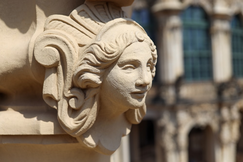 statue en béton du visage de la femme