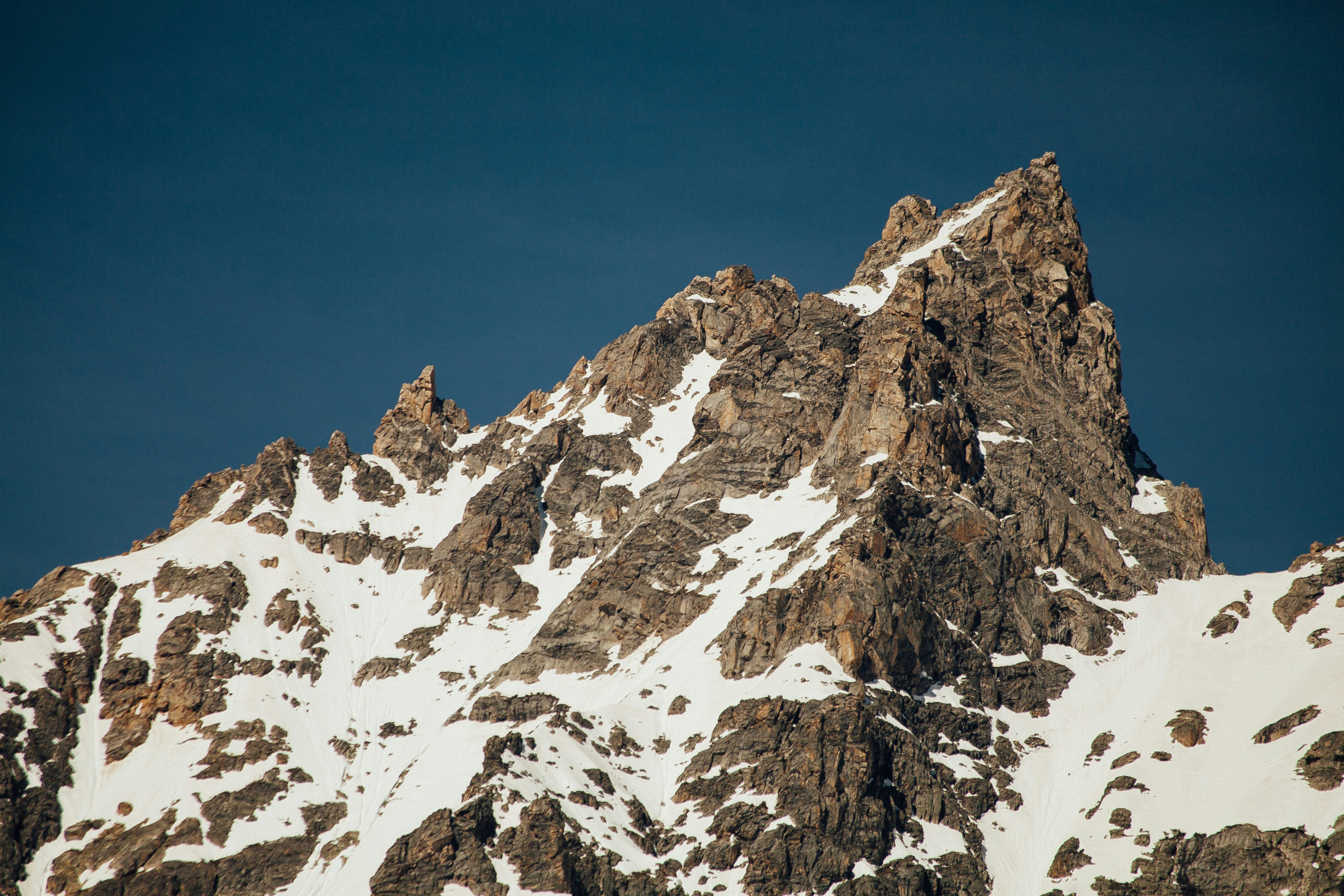 Montaña de roca con nieve