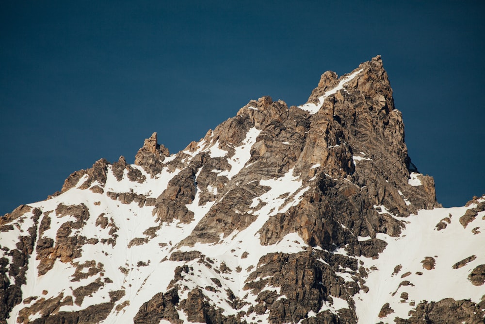 Montagna rocciosa con neve