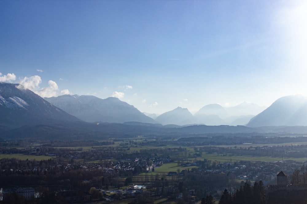 montagne verdi e campi verdi di giorno