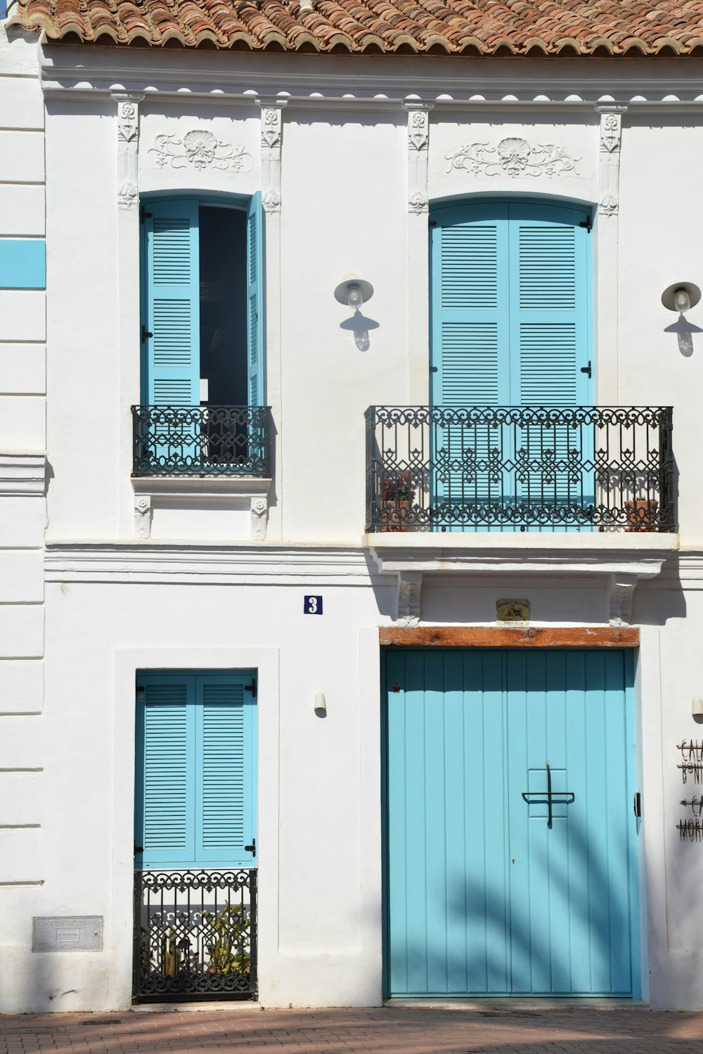 Porte en bois bleue fermée