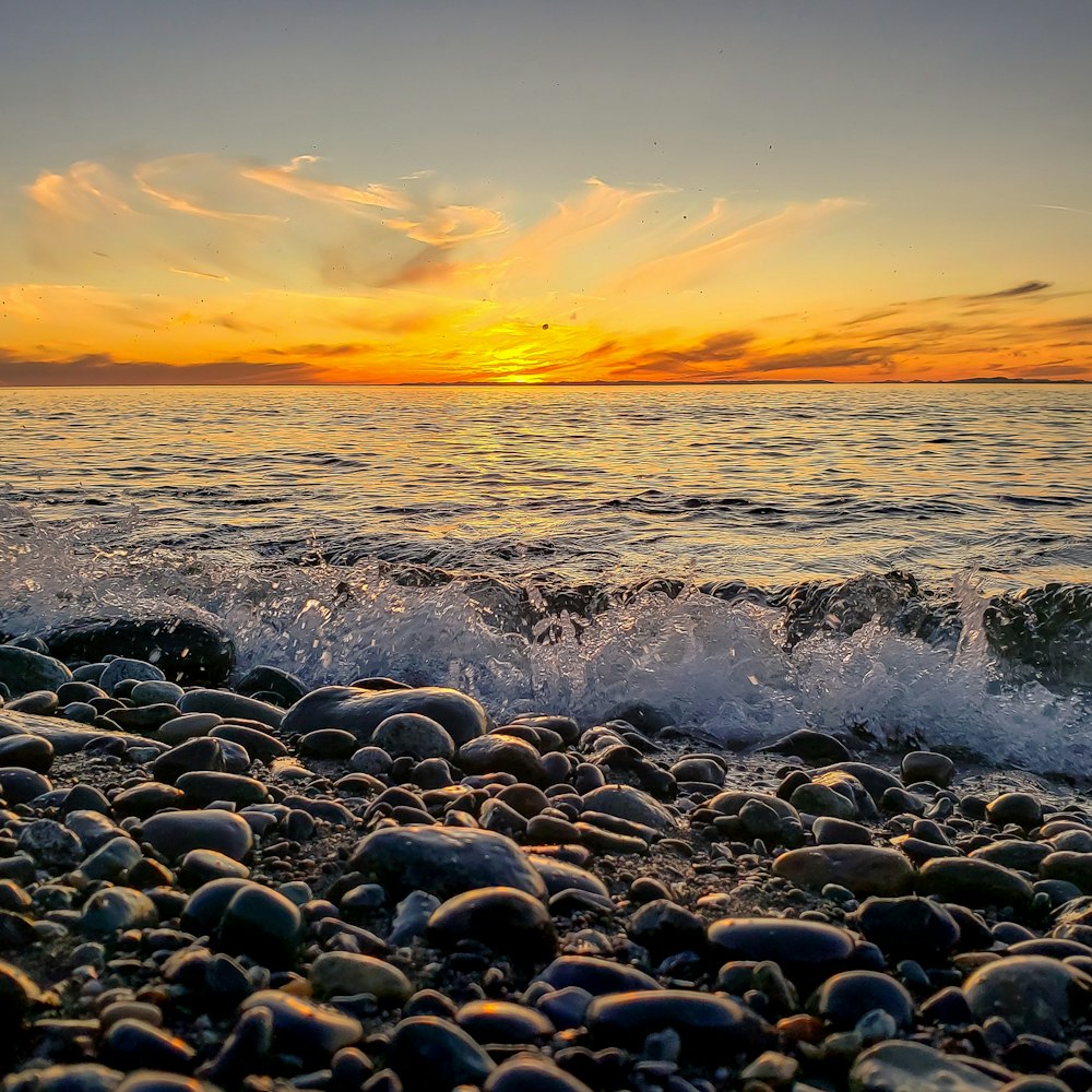 sea waves at daytime