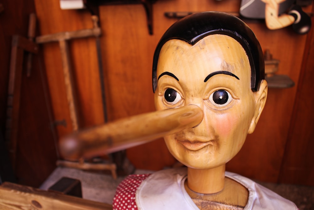 fotografia a fuoco selettivo del burattino di Pinocchio