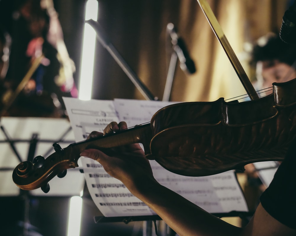 persona tocando el violín