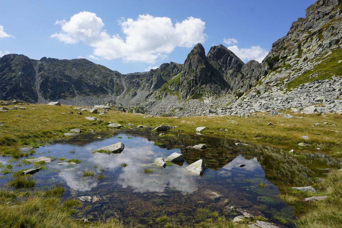 Cazare în Straja: lac glaciar în Munții Retezat