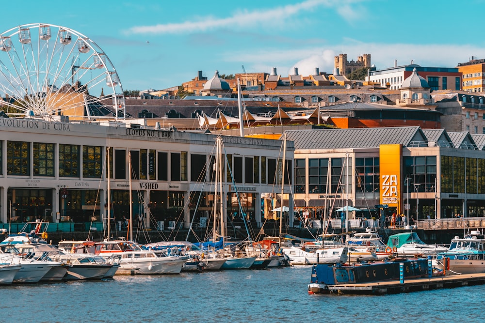 barcos ao lado de edifícios